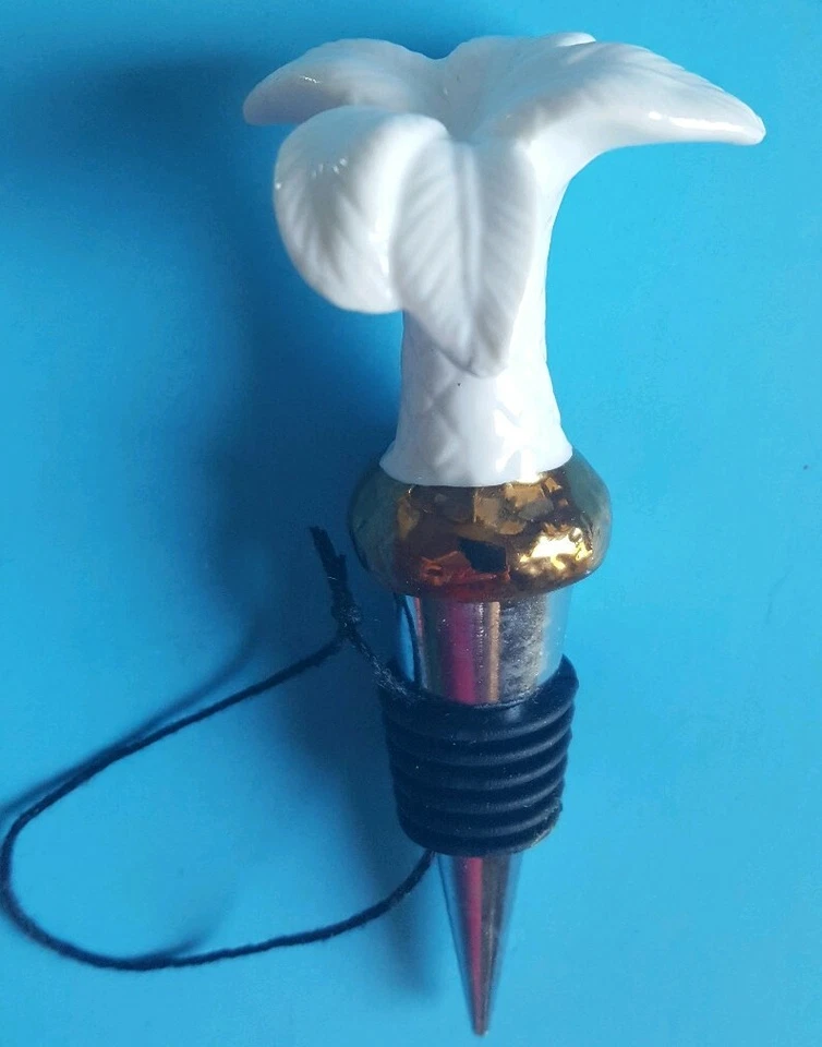 Tapones para botellas de vino de piña y palmera blancos con adornos dorados Foto 2 de 4