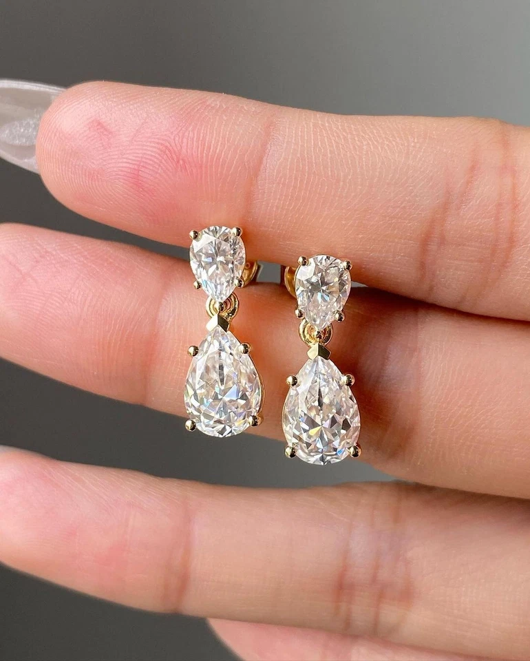 Pendientes colgantes enchapados en oro amarillo 925 con diamantes de moissanita VVS1 talla pera de 4 quilates Foto 2 de 2