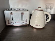 HOMCOM toaster and kettle set, in good condition. Used for less than a year