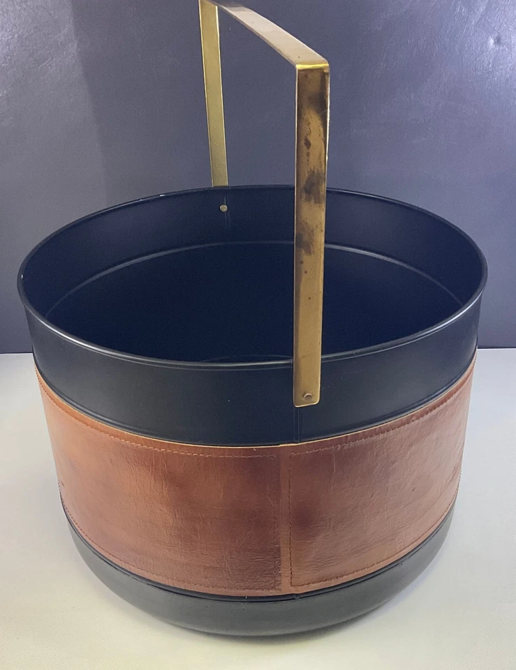 Cubo de troncos de leña de metal con banda de cuero mango de latón Foto 2 de 4