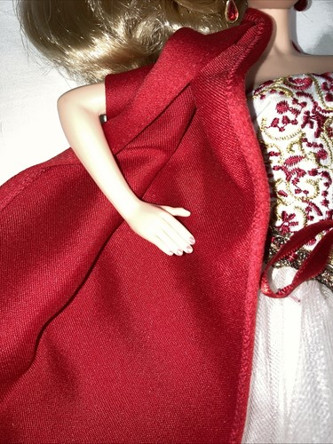 Muñeca Barbie de vacaciones 2010 edición coleccionista vestido rojo y blanco invierno Navidad R4545 - Imagen 6 de 8