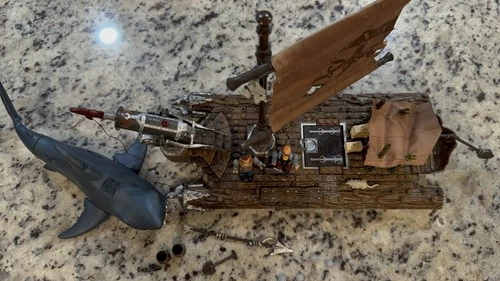 Vintage Mega Bloks Pyrates 3692 Shark Escape with Minifigures ALMOST COMPLETE