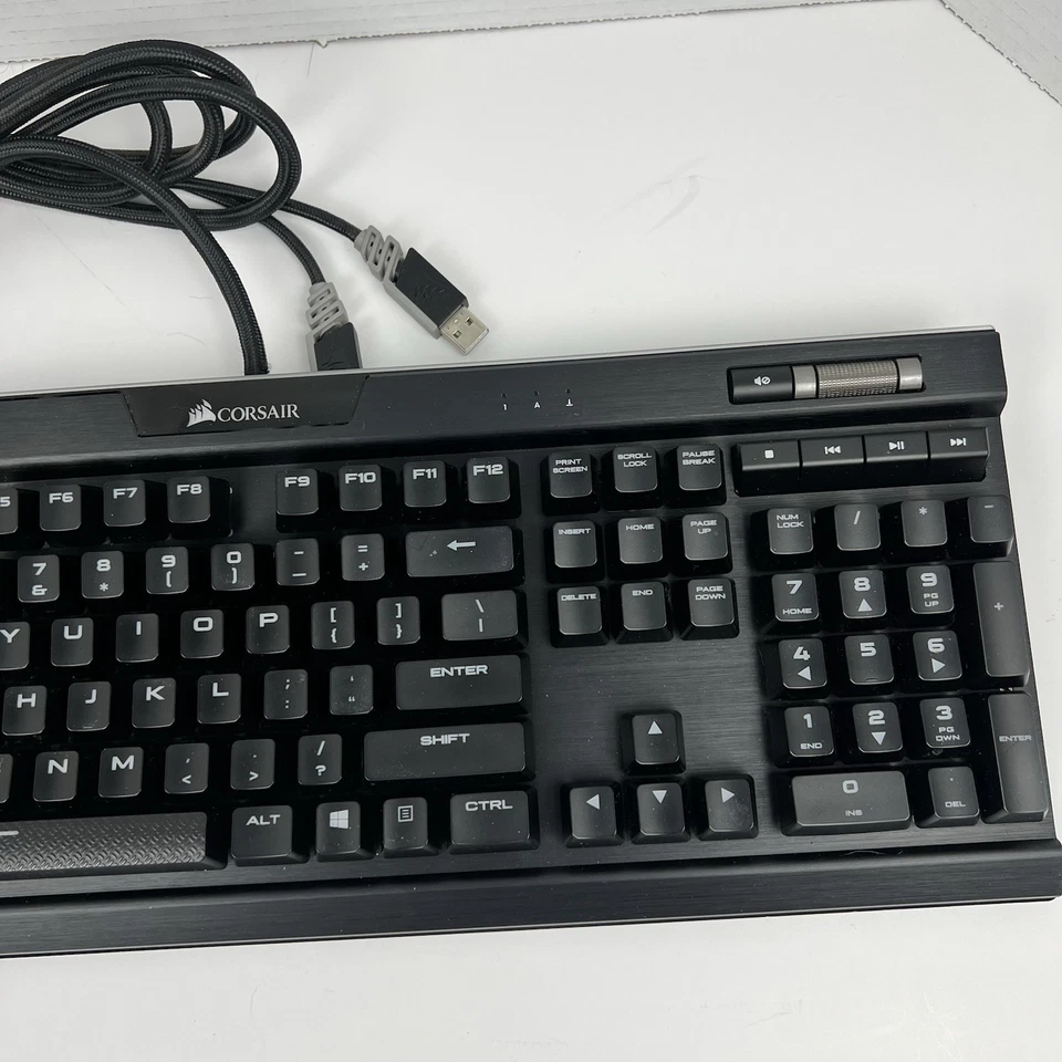 Corsair K95 RGB Platinum Mechanical Gaming Keyboard RGP0056 - Image 3 of 4