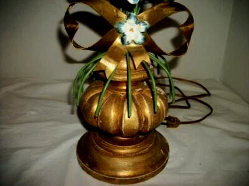 LÁMPARA ITALIANA TOLE ARCO FLORES AZULES EXUBERANTE RAMO MADERA DORADA CHIPPY AÑOS 60 HWR Foto 3 de 4