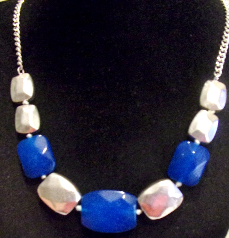 Collar Kenneth Cole cuentas de vidrio azul lapislázuli y cuentas enchapadas mate tono plata Foto 3 de 4