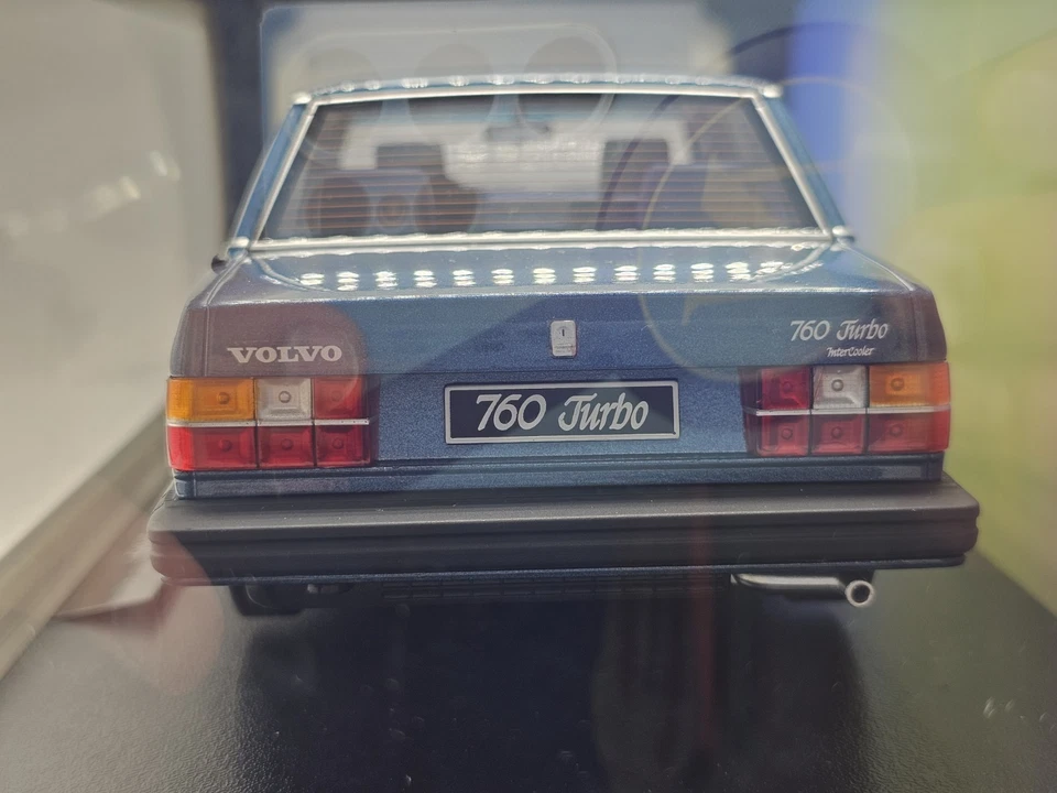 Volvo 760 Turbo Intercooler 1985 Blu 1:18 Triple 9 In Box - Immagine 4 di 4