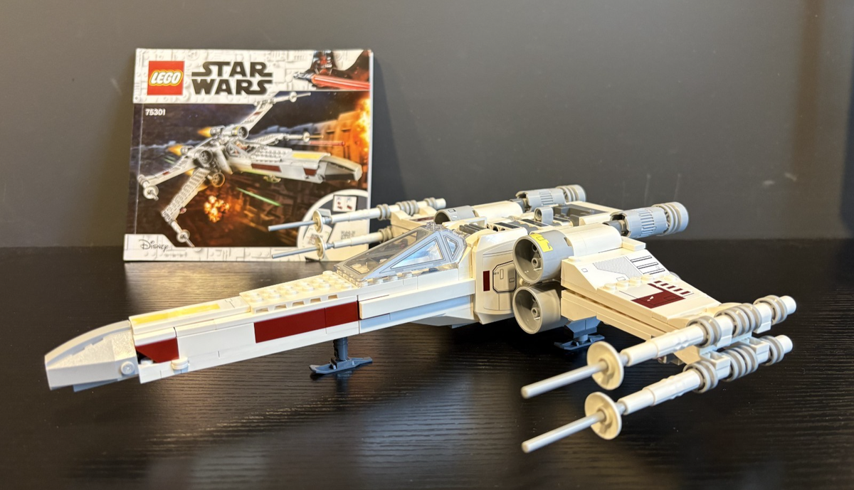 LEGO Star Wars: Luke Skywalker's X-Wing (75301) w/ Instructions