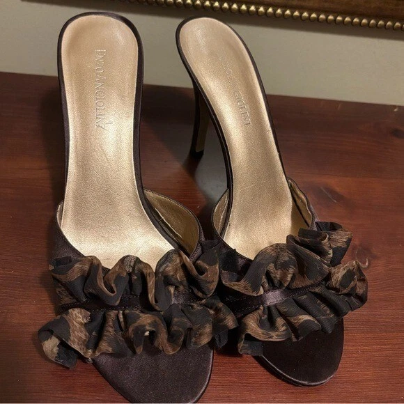 Enzo Angiolini Aedeka marrom cetim estampa animal chiffon babado biqueira aberta salto 8 - Imagem 4 de 4