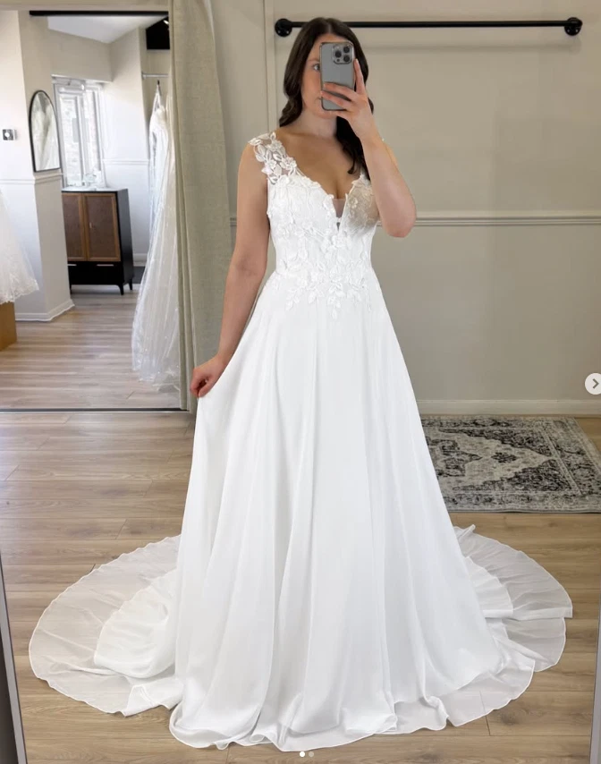 Vestidos de novia de gasa cuello en V sin mangas apliques de encaje línea A vestido de novia Foto 2 de 4