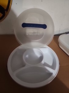 Sterilite Round 13" White plastic food carrier with locking lid