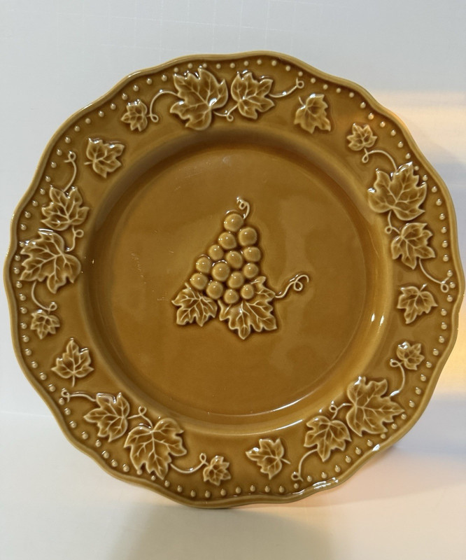 Pier 1 Harvest Gold Grapes Stoneware Dinner Plate 10 in Microwave/DW Safe