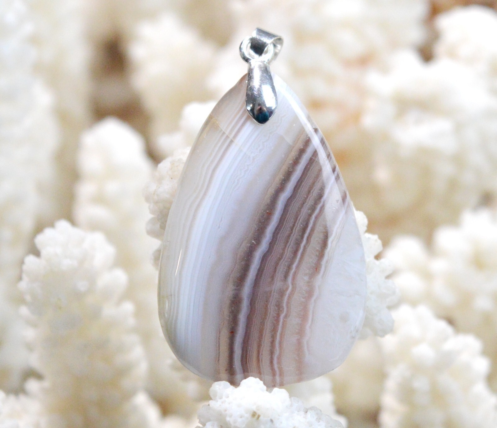 Agate 33 carats pendentif cabochon un cadeau unique chargé d'histoire