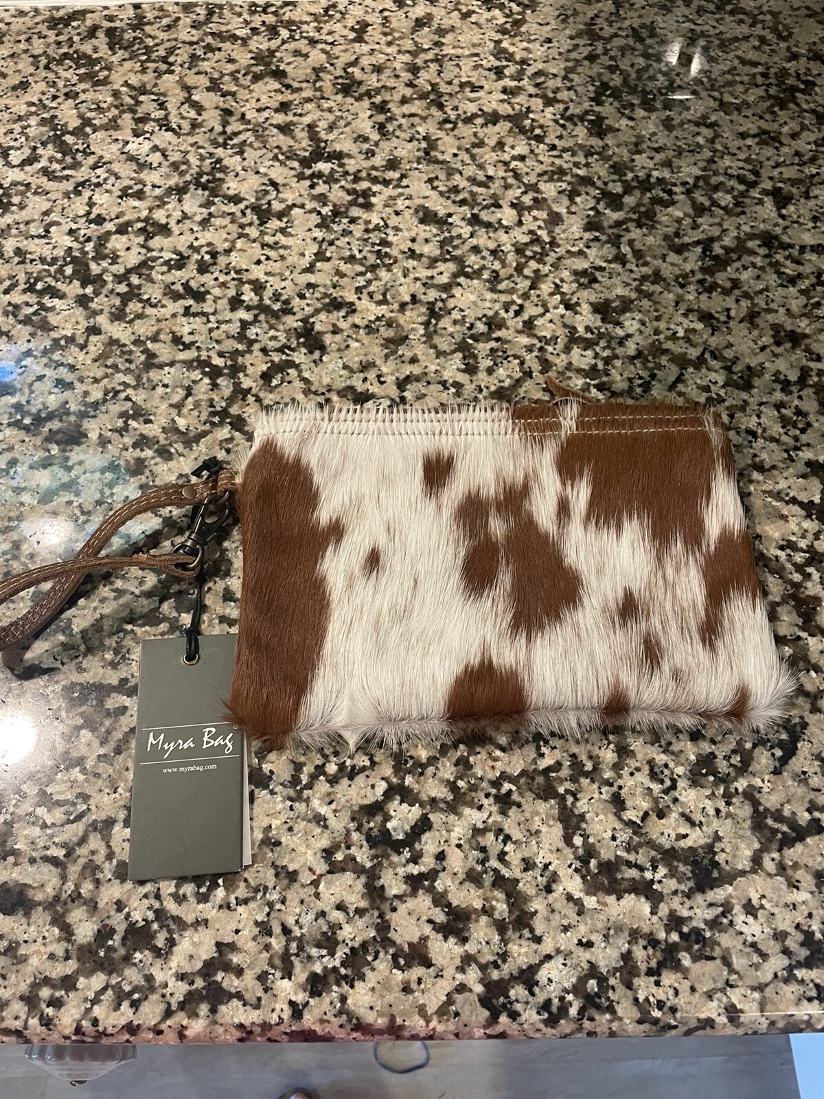 Borsa Myra nuova con etichette in pelle e peli di pony marrone e bianca stampa mucca