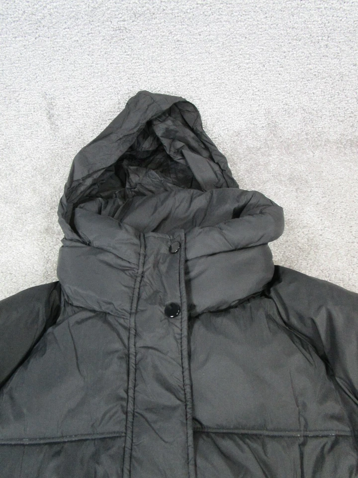 Chaqueta Zara para mujer grande negra aislada acolchada Parka * Foto 2 de 4