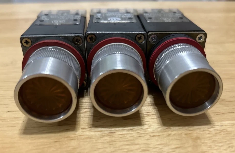 LOTE DE 3 PULSADORES ÁMBAR ILUMINADOS ALLEN-BRADLEY 800MR-PA16AA SERIE D Foto 3 de 3