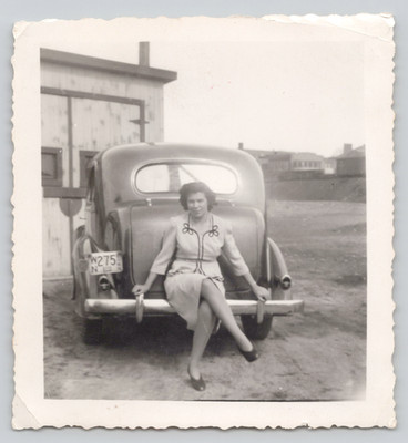 Found Photo Woman on Car Bumper 1940s Connecticut License Plate Sedan 3.25 x 3.5