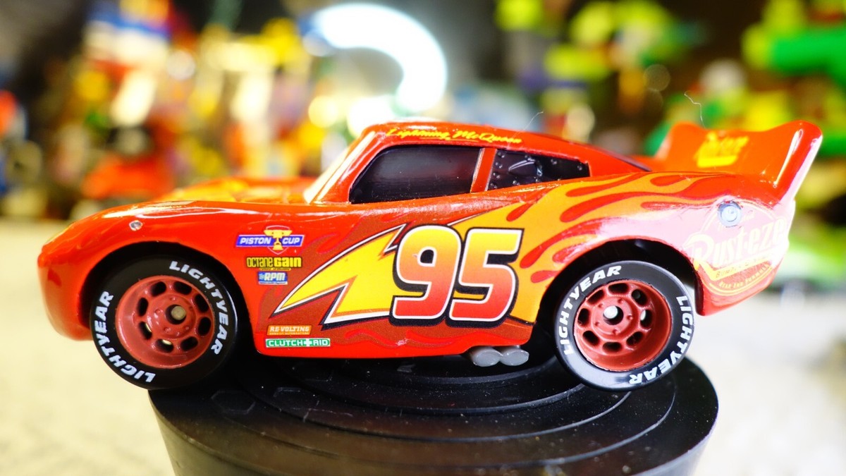 激レア　ライトニング・マックィーン ミニカー 95 Rust-eze DISNEY PIXAR Cars Diecast Red #95 Lightning McQueen Rust-Eze