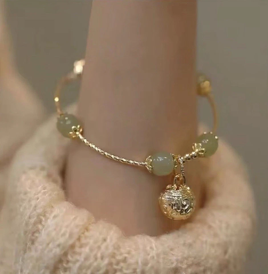 Pulsera de cuentas de jade verde, cadena de oro con colgante de campana ornamentado Foto 2 de 3