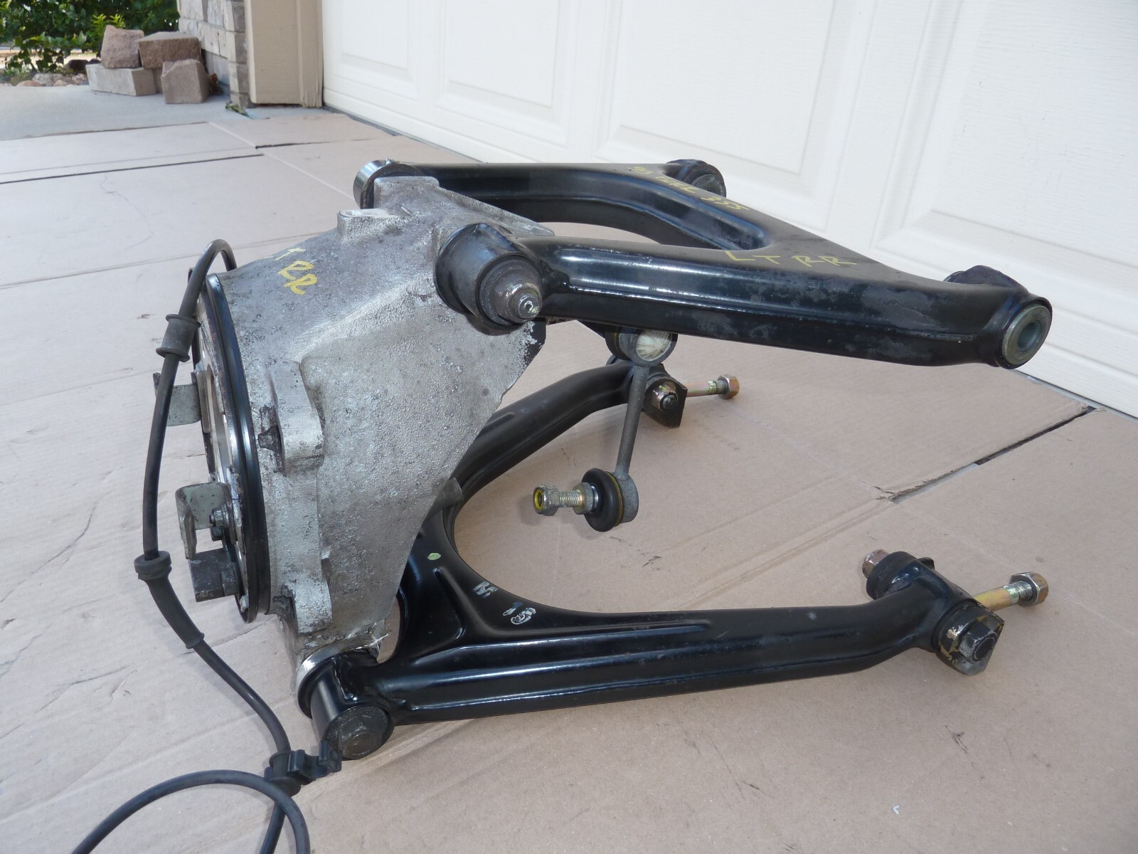 FERRARI 355 LEFT REAR SUSPENSION KNEE ARMS SPINDLE KNOKLE F355 F129