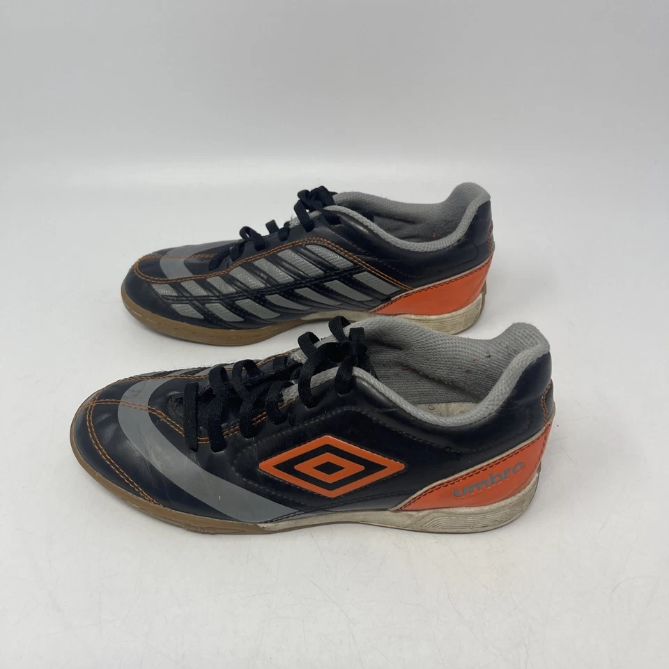 Umbro YOUTH Dynamis Size 3.5 Indoor Soccer Shoes Sneakers Black & Orange Low Top - Image 2 of 4