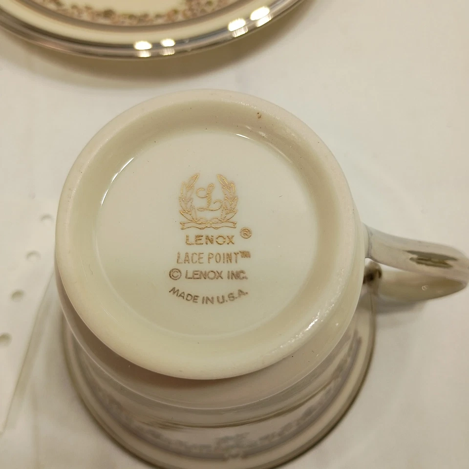 Juego de 2 tazas y platillos de té Lenox Lace Point vintage de porcelana con borde dorado floral Foto 4 de 4