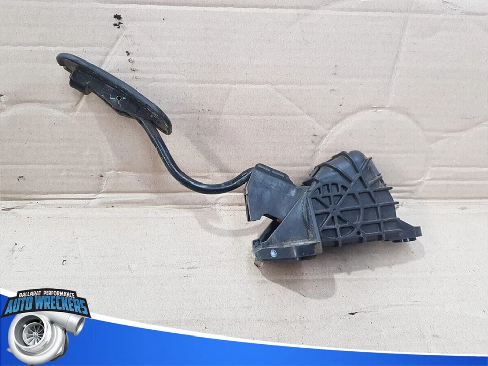 Toyota Hilux KUN26R accelarator pedal - image 3 of 4