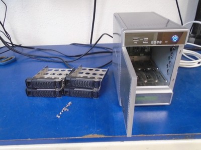 NETGEAR ReadyNAS RND4410 4 Bay NAS NV+ with caddies, no drives