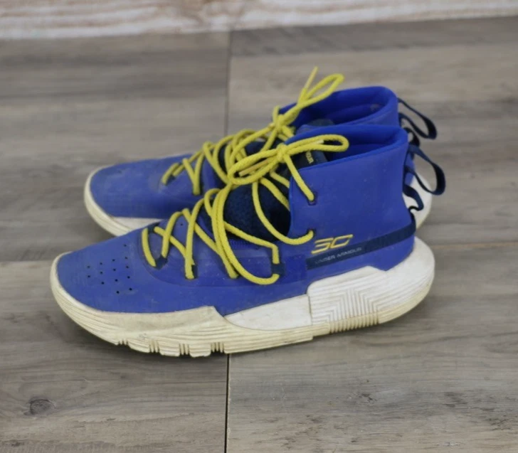 Zapatos de baloncesto Under Armour para niños jóvenes talla 6 SC Curry de caña alta con cordones azules Foto 3 de 4