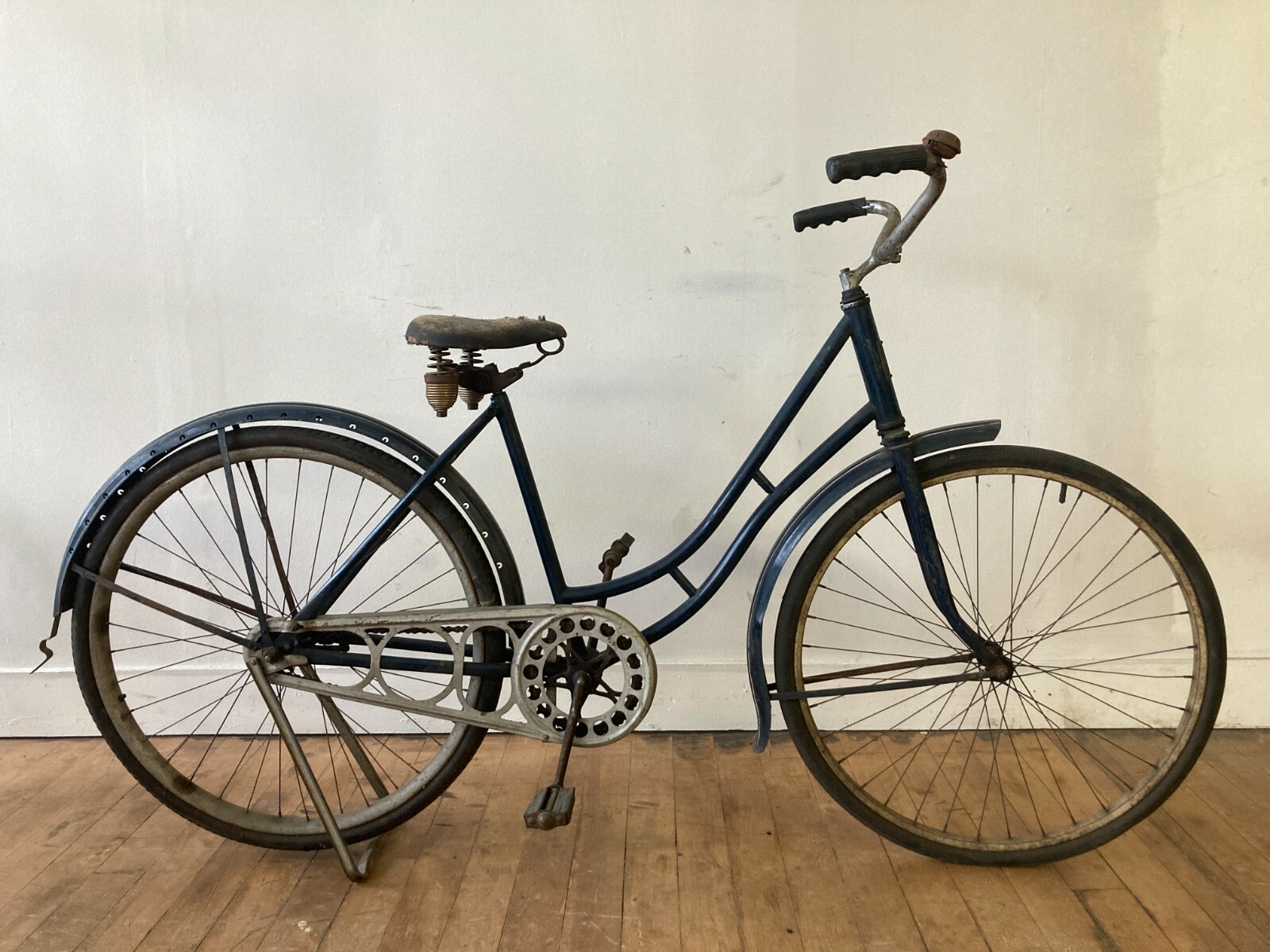 Antique ELGIN step-thru bicycle - 18" frame - 1934 (400.00 USD) Antique ELGIN step-thru bicycle - 18" frame - 1934 (400.00 USD)