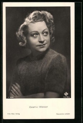 AK actress Grethe Weiser with folded arms, looking sideways