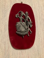 "LES ÉTAINS DU PRINCE TABLEAU VELOURS DANSE COUPLE SIGNÉ BACHET » FRANCE-VINTAGE