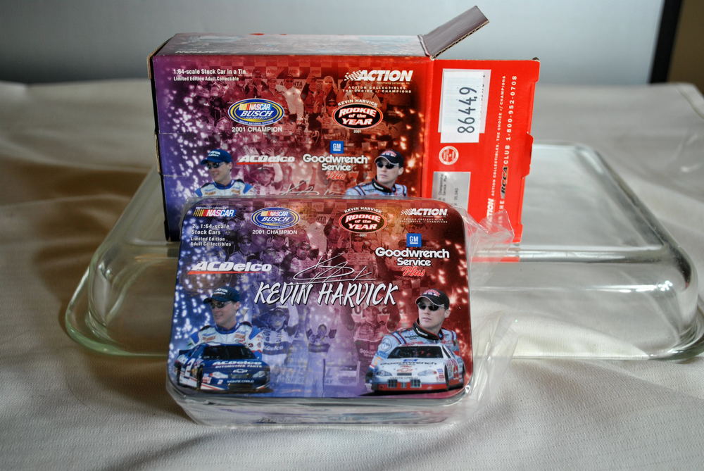 NEW 2001 ACTION KEVIN HARVICK ROOKIE OF THE YEAR 1:64 DIE-CAST 2 CAR SET IN TIN