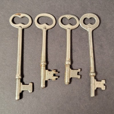 4 Vintage Authentic Solid Barrel Skeleton Keys Approx 2 5/8'' - 3.25'' Long 103