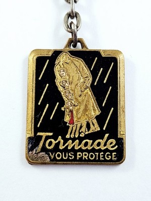 KEYCHAIN - TORNADO CLOTHES - NICE ENAMELLED METAL DRAWING - Algeria 1960s -