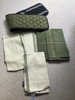 HABITAT OVEN GLOVES AND 5 TEA TOWELS