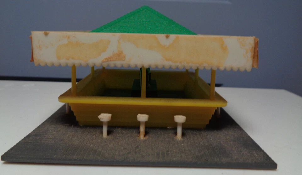 VINTAGE HO SCALE REFRESHMENT STAND FULLY ASSEMBLED - Image 4 of 4