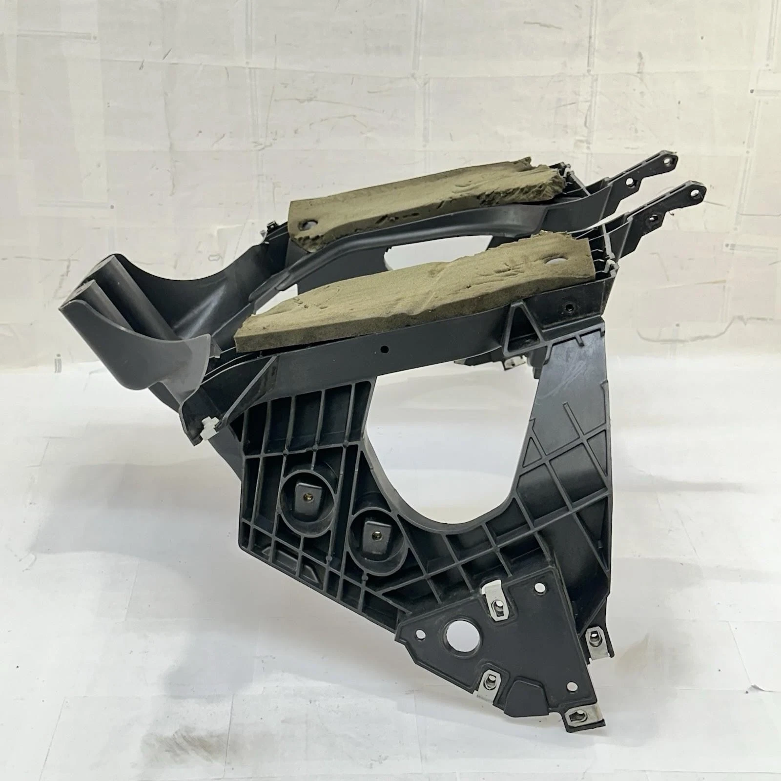 2016 CAN-AM SPYDER RT FRONT COWL DASH FAIRING CONSOLE SUPPORT BRACKET STOCK