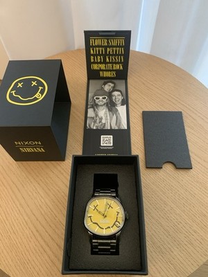 Nirvana Nixon Sentry Wobble Yellow Smiley Face Uhr A14175273 Neu mit Etikett