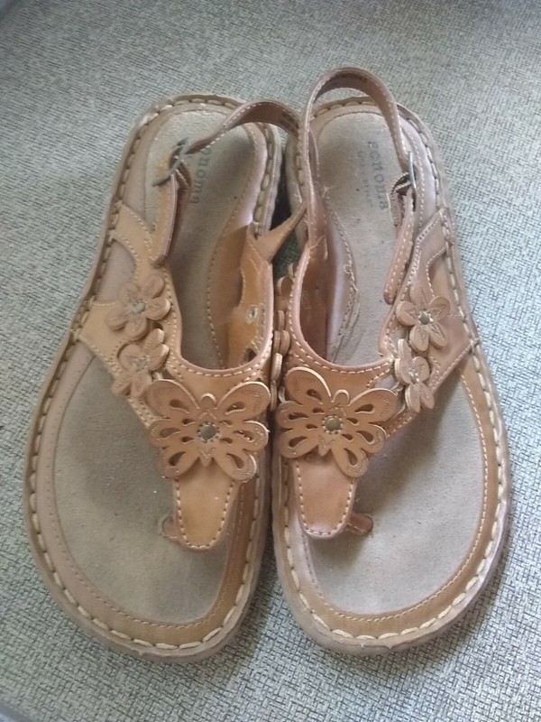 Sonoma Girls Tan Sandals Size 4