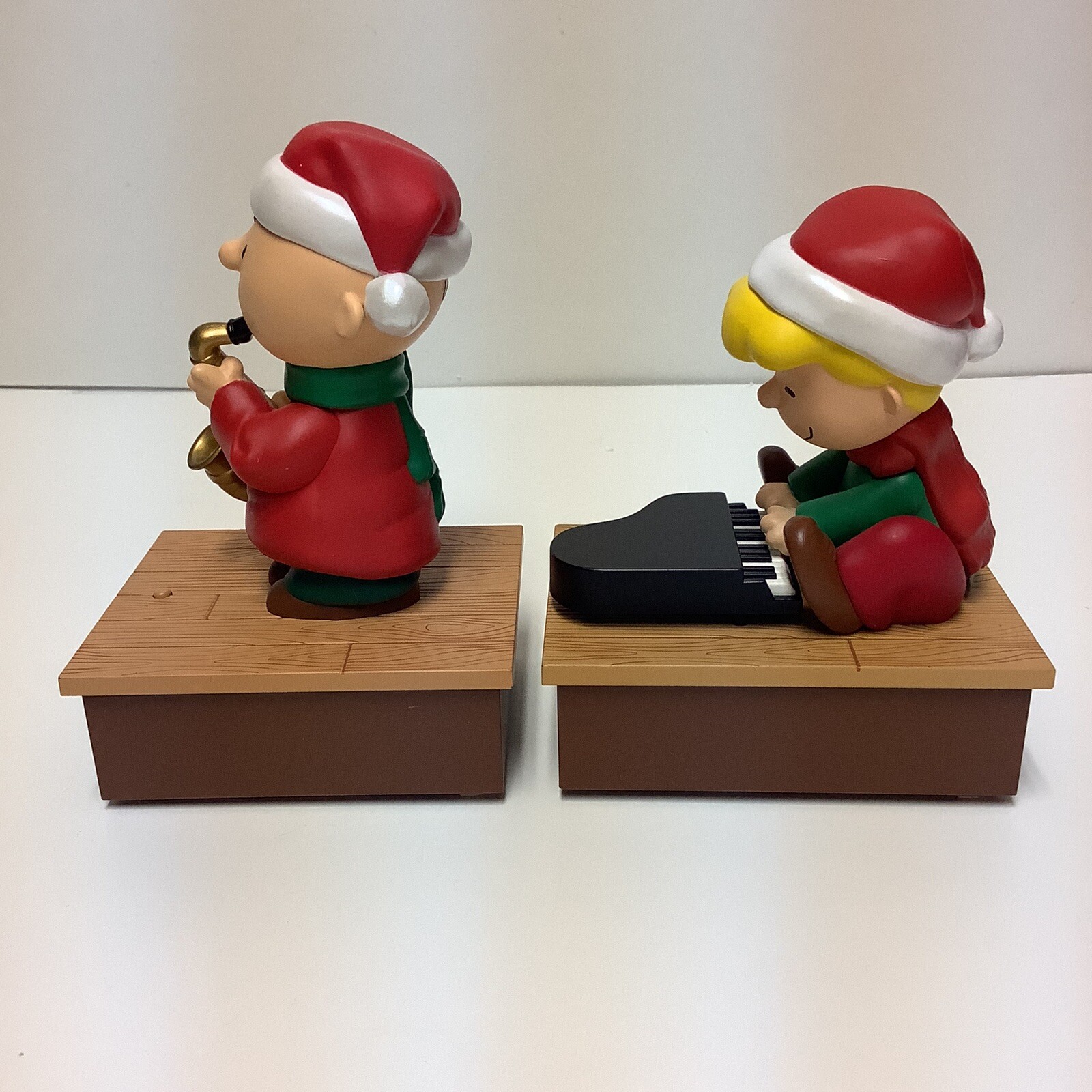 Hallmark Peanuts Wireless Band Christmas Charlie Brown Lucy Snoopy