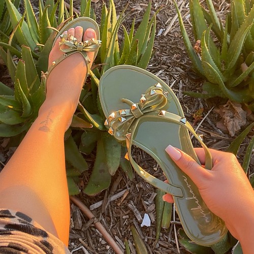 studded bow jelly flip flop