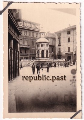 Photo Fountain in City of Acqui Italy People September 1943 (A35)