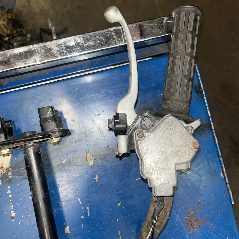 01 Polaris Sportsman 90 2x4 acelerador, palancas de freno, manillares, vástago de dirección Foto 2 de 4