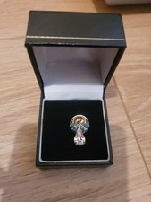 Sehr guter Zustand schöne elegante kristalldetaillierte Schutzengel Anstecknadel