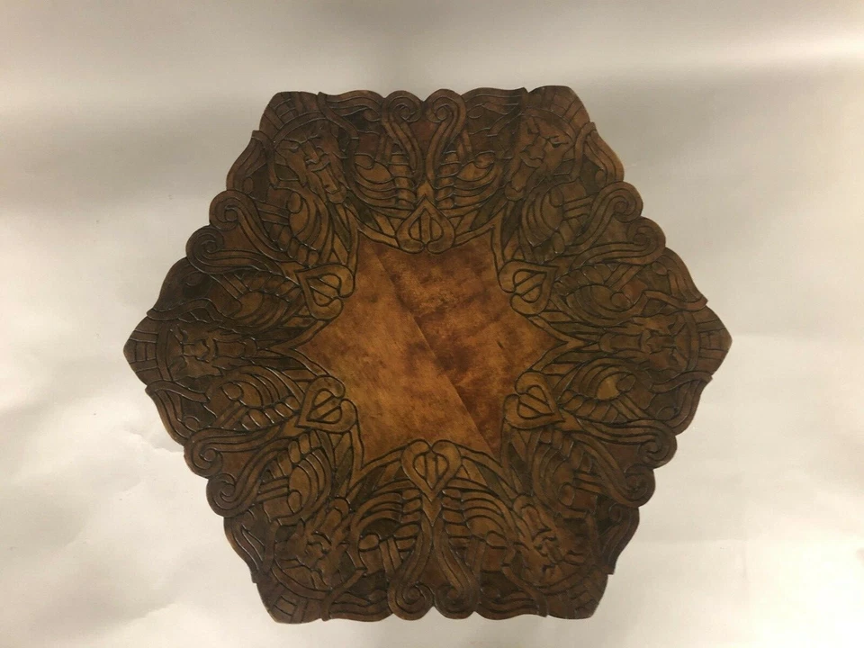 "Antigua mesa de plantas teñida de caoba tallada con caras 21"" X 15""" Foto 4 de 4