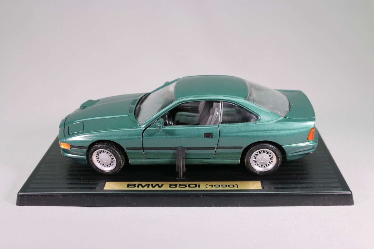 BMW 850i 1990 Verte - Road Tough 1/18 - Modèle Réduit Occasion (boîte Abîmée)