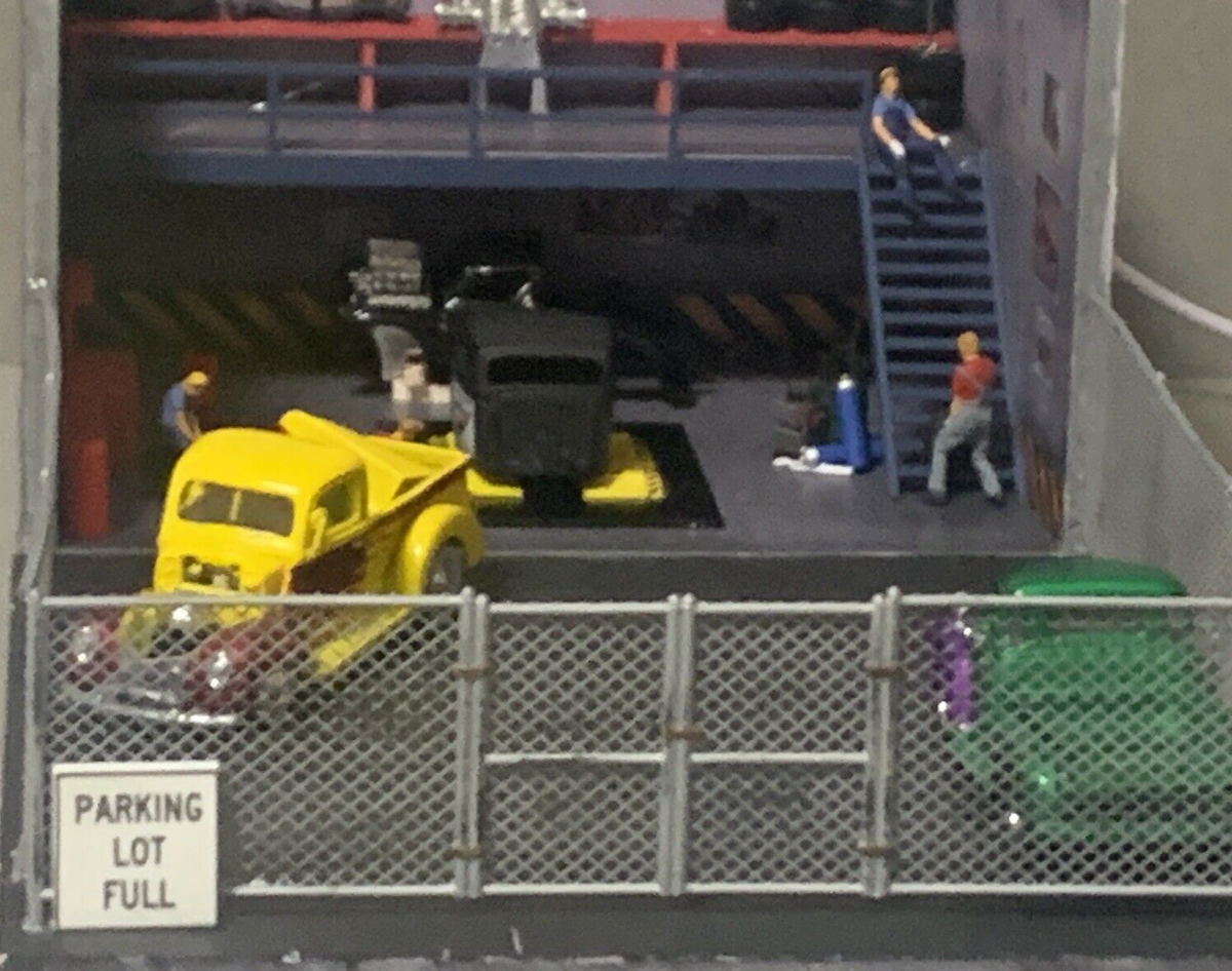 ☆ 1/64 Garage Item M New Hot Wheels City MEGA Stores 40+ Garage Playset Includes 1 1:64