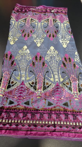 TELA 100% SEDA TERCIOPELO BURNOUT AZUL Y MAGENTA 45” ANCHO POR YARDA - Imagen 3 de 3
