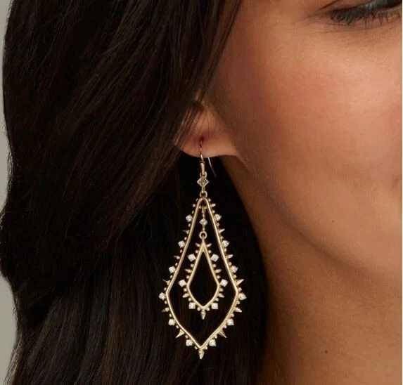 Pendientes colgantes Kendra Scott Alice enchapados en oro de 14 quilates de latón con tachuelas circonita cúbica Foto 2 de 4