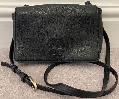 TORY BURCH Schultertasche schwarz genarbtes Leder Marken Überschlagverschluss gefüttert